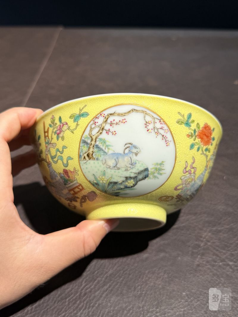 清光绪 内青花外黄地轧道粉彩开光三羊开泰图膳碗 - 图11